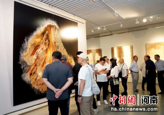 图为观众在参观王昆峰《国色·九歌》影像艺术展作品。马健 摄